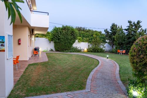 Taman di luar Angela Studios Pefkos