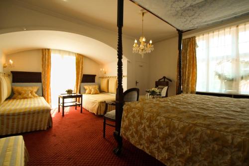 En eller flere senge i et værelse på Sauntehus Castle Hotel