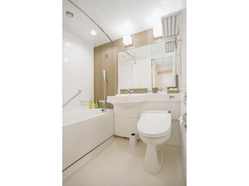 福岡市にあるMars Garden Hotel Hakata - Vacation STAY 48738vのトイレと洗面台を備えた白いバスルーム