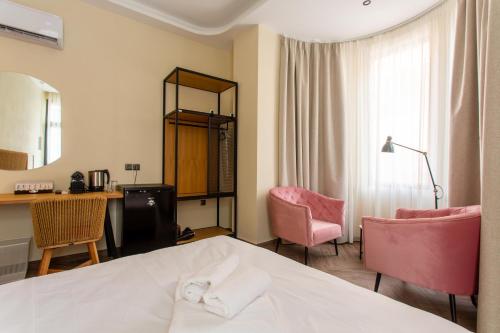Una cama o camas en una habitación de Leone Suites