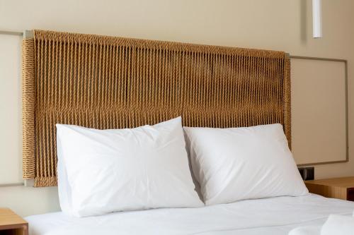 Una cama o camas en una habitación de Leone Suites