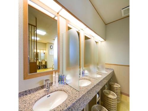 松山市にあるDogo Onsen Funaya - Vacation STAY 54212vのバスルーム(シンク2つ、鏡2つ付)