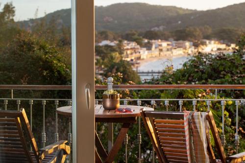 a table and chairs on a balcony with a view at Abracadabra Boutique Hotel in Búzios
