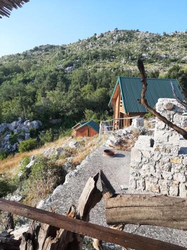 una cabaña a un lado de una montaña en Livari Rooms Exclusive Chalet, en Bar