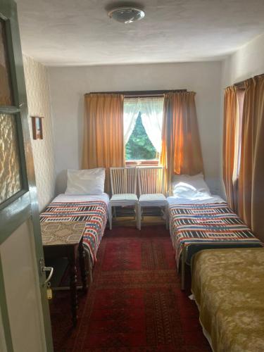 Habitación de hotel con 2 camas y ventana en Bed and Breakfast en Zilk