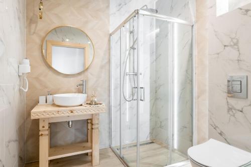 a bathroom with a glass shower and a sink at Folkova 21 - Apartamenty in Biały Dunajec