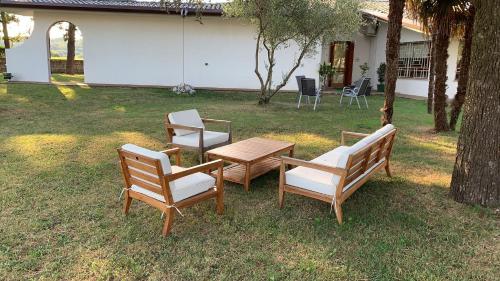a group of chairs and a table in a yard at B & B Chic in Premariacco