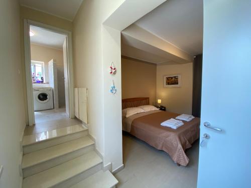 a bedroom with a bed and stairs in a room at ISCA BLUE BEACH Casa in Villa con ampio spazio esterno vicino al mare, sino a max 8 persone in Isca sullo Ionio