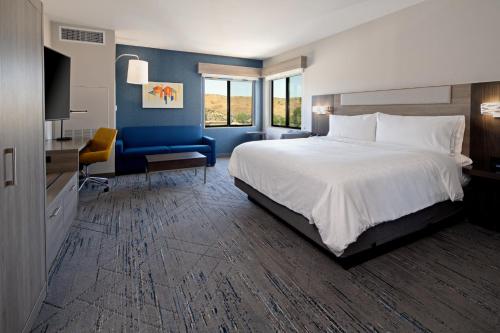 Un pat sau paturi într-o cameră la Holiday Inn Express & Suites - Valencia - Santa Clarita, an IHG Hotel