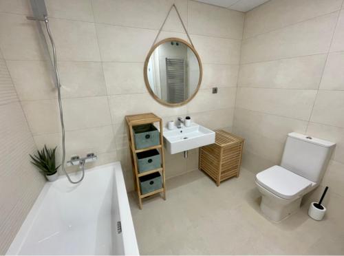 AMAZING 3bedroom sea view apartment LINKS II Alcaidesa SPAIN tesisinde bir banyo