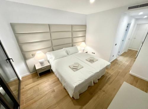 AMAZING 3bedroom sea view apartment LINKS II Alcaidesa SPAIN tesisinde bir odada yatak veya yataklar