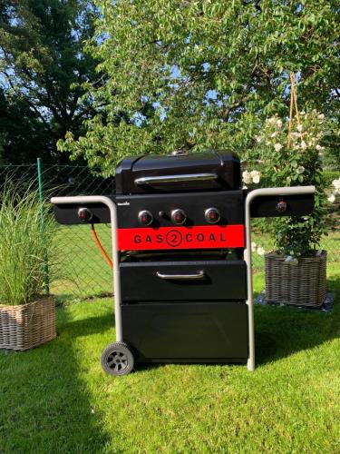 a grill sitting in the grass in a yard at Ferienwohnung Landfein in Quarnstedt