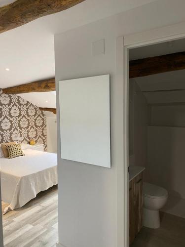 a white bedroom with a bed and a toilet at RUA NOVA APARTMENT ATICO 3º,a 200m CATEDRAL,PS 4 y NETFLIX in Santiago de Compostela