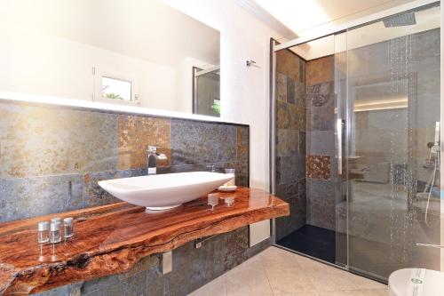 Ένα μπάνιο στο Villa Turquoise