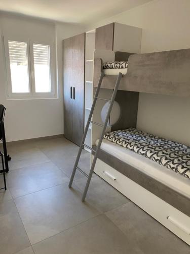 Riazzino的住宿－Modern Living，带梯子的客房内的双层床