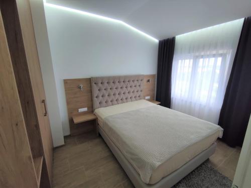 Postel nebo postele na pokoji v ubytování Evita Apartmani Šibovska