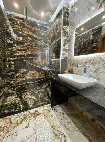 a bathroom with a sink and a mirror at Apartament Szot in Wilkasy