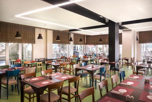 Remisens Hotel Epidaurus-All inclusiveにあるレストランまたは飲食店