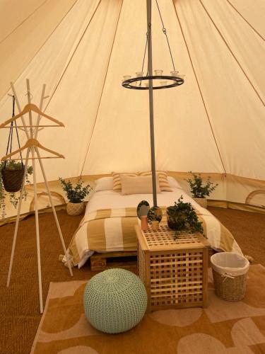 een slaapkamer met een bed in een tent bij The Berwick Inn in Polegate