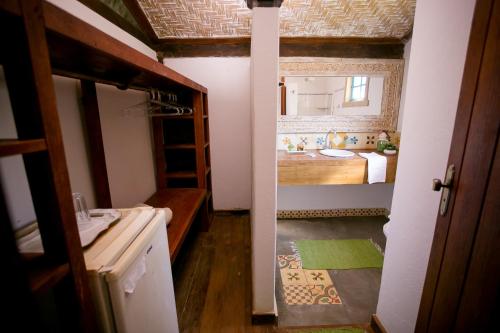 BichinhoにあるPouso do Bichinho 2の部屋に浴槽と洗面台があるバスルーム