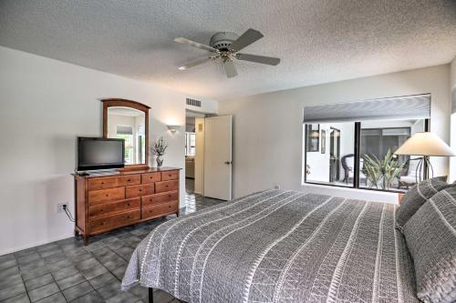 una camera con letto, televisore e cassettiera di 1 Mi to Golf Courses Family Sun City West Home a Sun City West