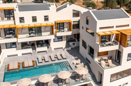 Una vista aérea de un edificio con piscina. en Elivia Boutique Suites, en Almiropótamos
