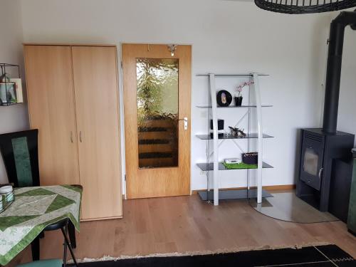 sala de estar con puerta de madera y TV en Ferienhaus mit phantastischer Aussicht auf Koblenz, en Coblenza