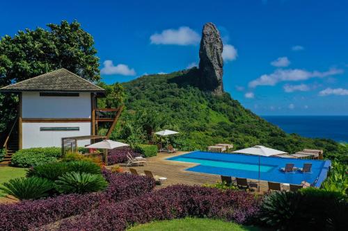 uma vista para um resort com uma montanha ao fundo em Pousada Morena em Fernando de Noronha