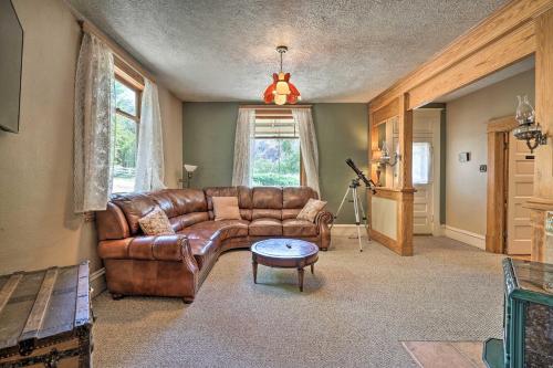 Ruang duduk di Cotopaxi Escape with Game Room on Arkansas River!