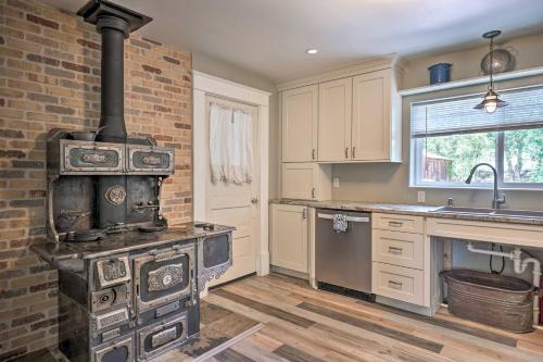Dapur atau dapur kecil di Cotopaxi Escape with Game Room on Arkansas River!
