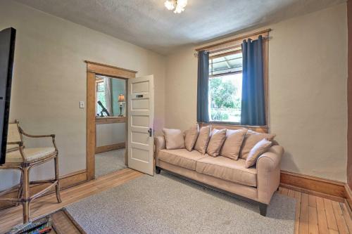 Ruang duduk di Cotopaxi Escape with Game Room on Arkansas River!