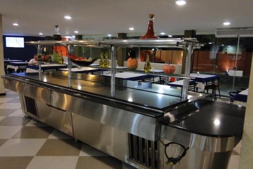 a large kitchen with a buffet line in a restaurant at Arrastão Premium Plaza in Muriaé