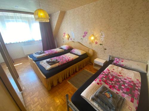 Säng eller sängar i ett rum på Ferienwohnungen / Ferienhaus Dillingen an der Donau