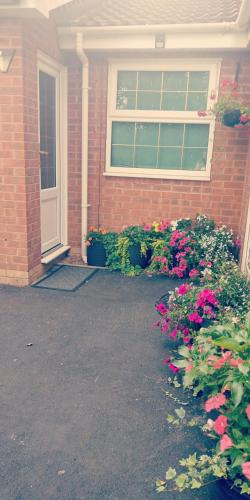 una casa con dei fiori davanti a una porta di Cosy place a Derby
