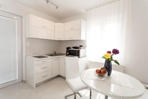 Beach Apartments Rafaelにあるキッチンまたは簡易キッチン