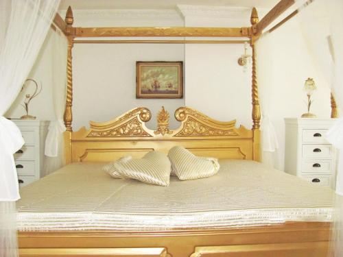 um quarto com uma cama de dossel em madeira e 2 almofadas em Apartment Storchenfärbe em Memmingen