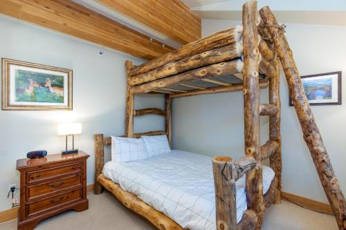- une chambre avec des lits superposés en bois dans l'établissement Portico #14, à Park City