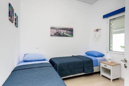 sypialnia z dwoma łóżkami i oknem w obiekcie Lemonokipos, holiday house with private pool w mieście Sisi
