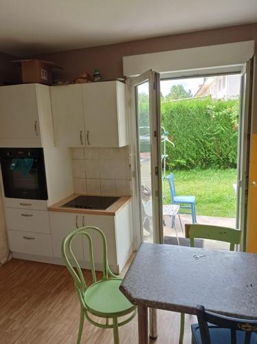 une cuisine avec une table, des chaises, une table et une table. dans l'établissement Chambre chez l'habitant, à Saint-Dié-des-Vosges