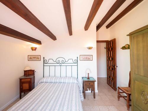 a bedroom with a bed in a room at El Mirador de Messía de Leiva in Segura de la Sierra