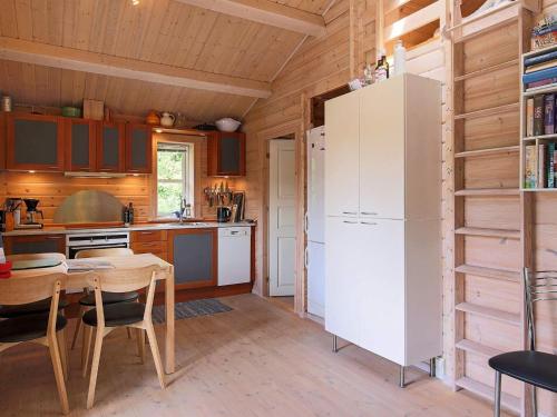 Føllenslevにある5 person holiday home in F llenslevのキッチン(テーブル、白い冷蔵庫付)