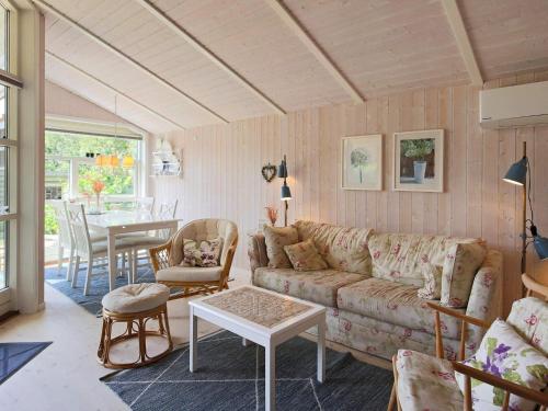 Posezení v ubytování 4 person holiday home in Føllenslev-By Traum