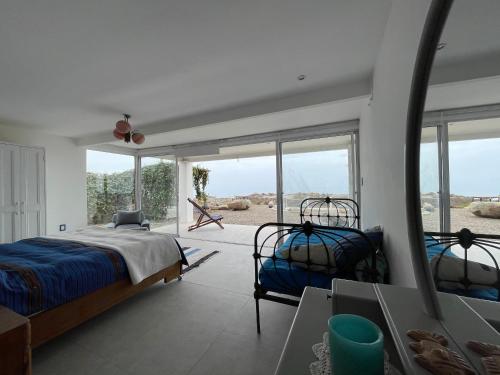 1 dormitorio con 2 camas y ventana grande en BIG SOTO HAUS, en Totoralillo