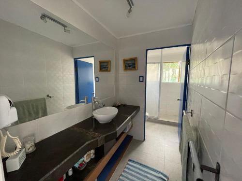 a large bathroom with a sink and a mirror at BIG SOTO HAUS in Totoralillo