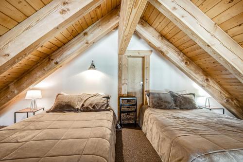 Postel nebo postele na pokoji v ubytování Log Cabin Luxury