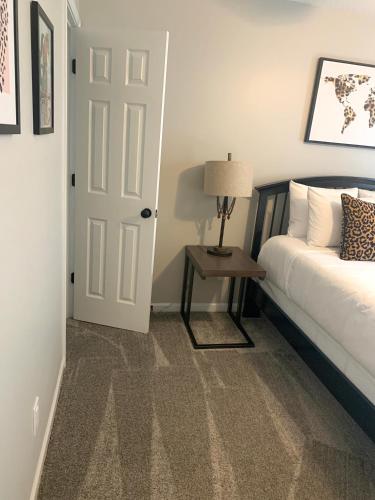 a bedroom with a bed and a table with a lamp at Superb For Traveling Workers Near Cartersville MC in Cartersville