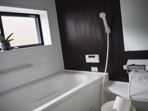 baño con aseo blanco y ventana en camebiori - Vacation STAY 44988v en Onomichi