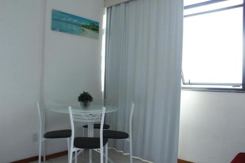 tavolo e sedie in una stanza con finestra di Flat 308 Vista Mar a Salvador