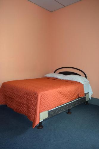 A bed or beds in a room at Hotel Asunción
