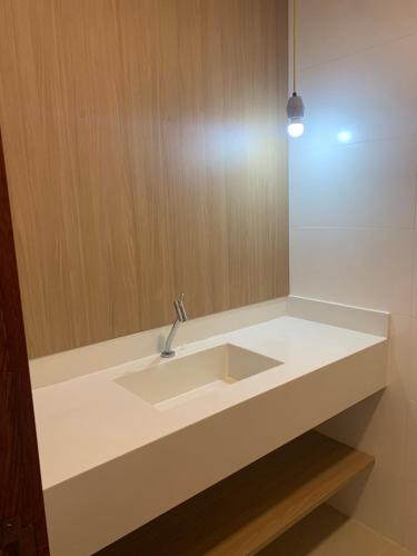 a bathroom with a sink and a mirror at Maraú Beach House Flat 107 pé na areia - Dreamland Apart Taipú de Fora Barra Grande-BA in Barra Grande